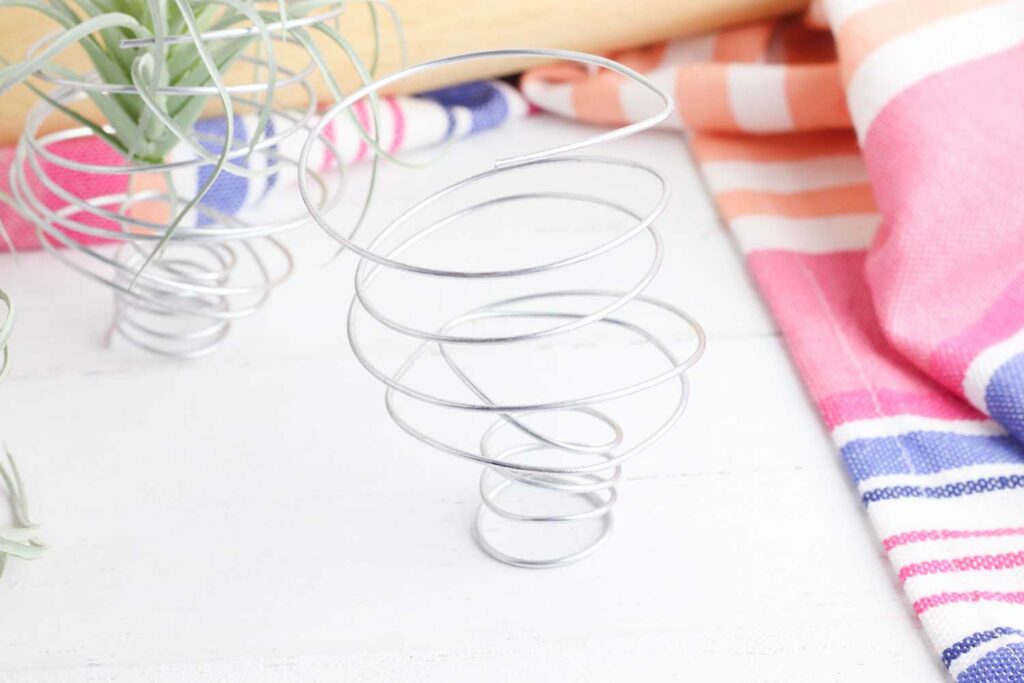 Easy as D-I-Y: Floral Wire Air Plant Holder - Dream Green DIY